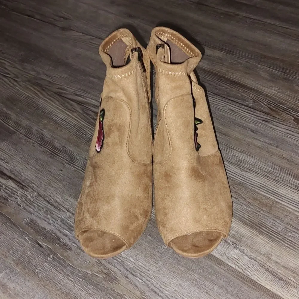 Derek Heart tan embroidered floral peep toe ankle booties Sz 9 - Picture 2 of 8